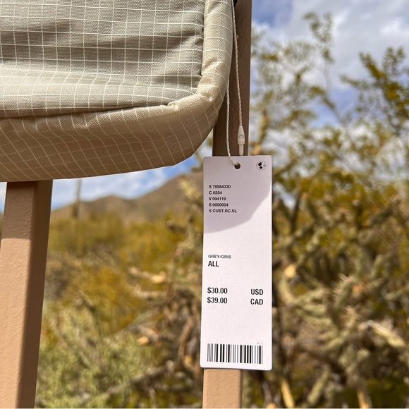 Urban Outfitters NWT Ripstop Rectangular Crossbody Pouch Gray W/Black Strap - Picture 3 of 10